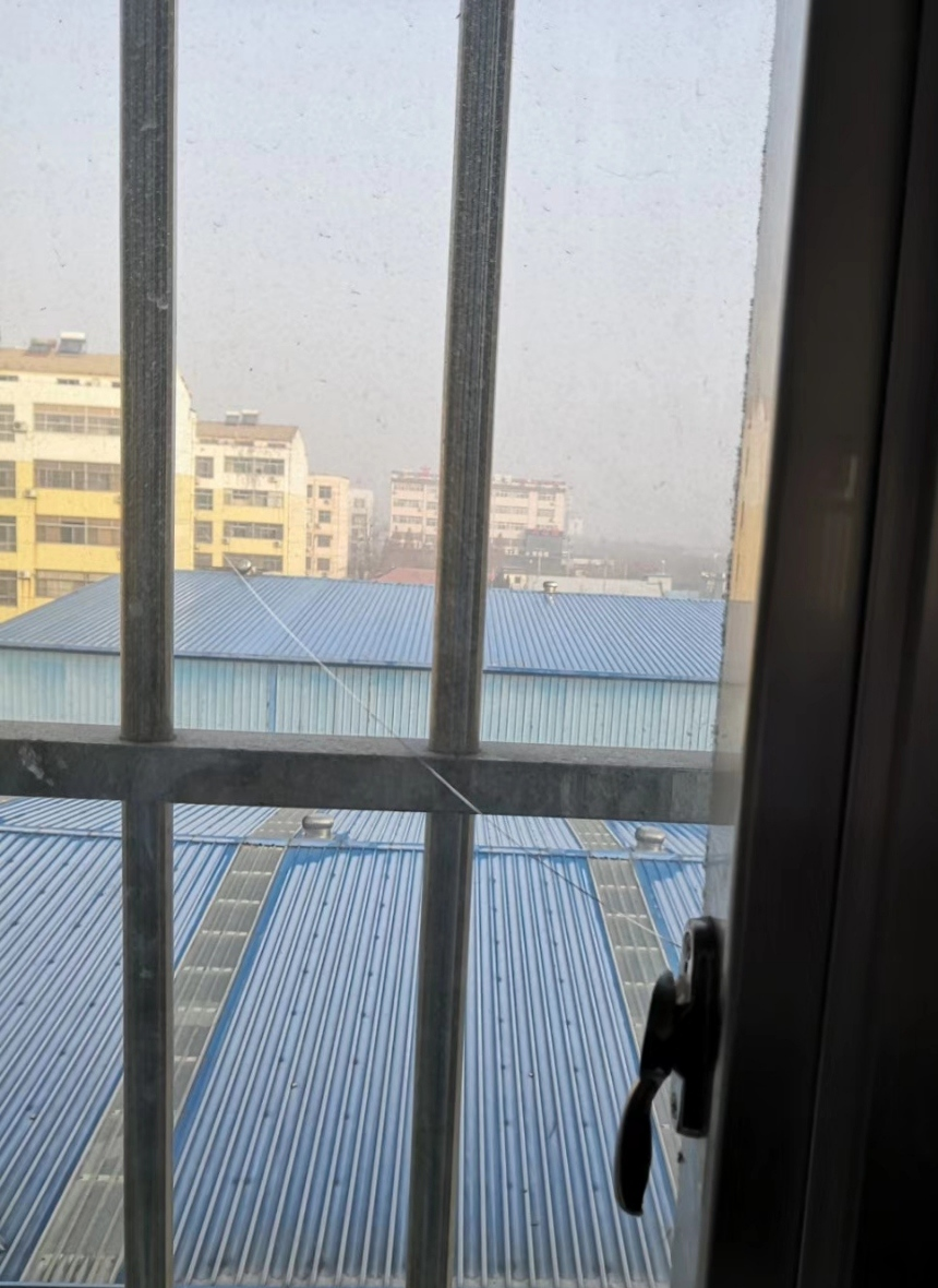 窗户玻璃裂了找谁换